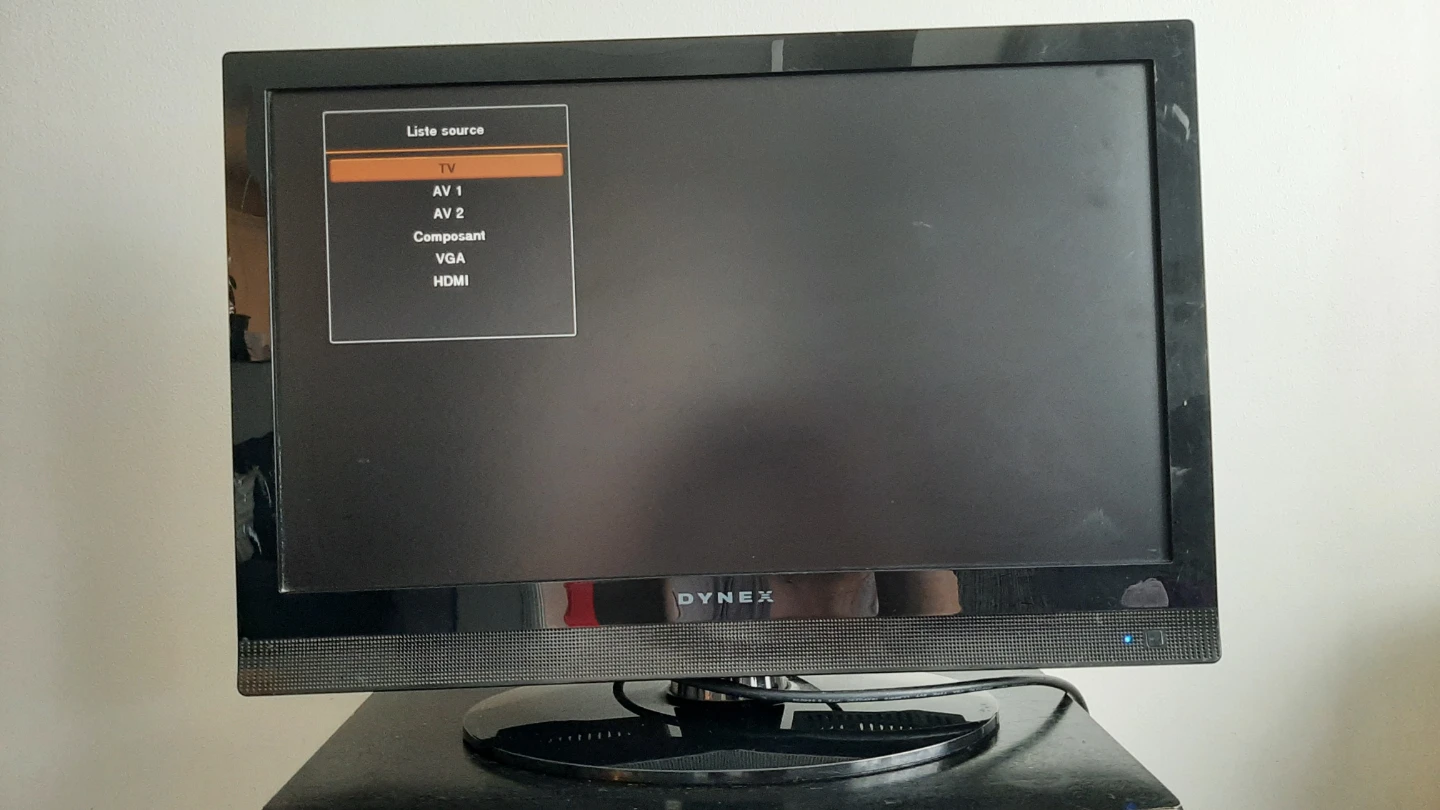 Dynex 22" LED TV - photo 4