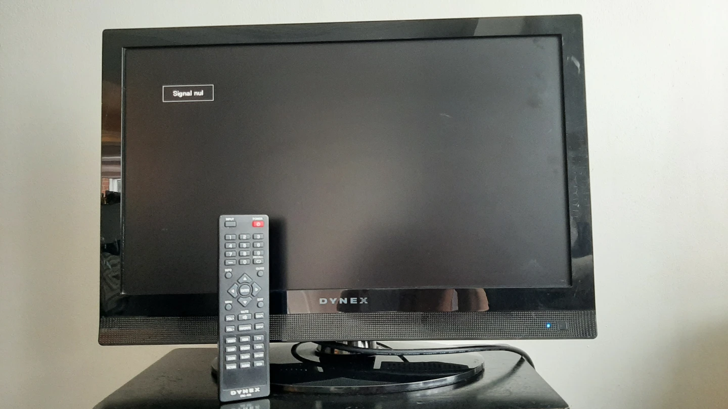 Dynex 22" LED TV - photo 5