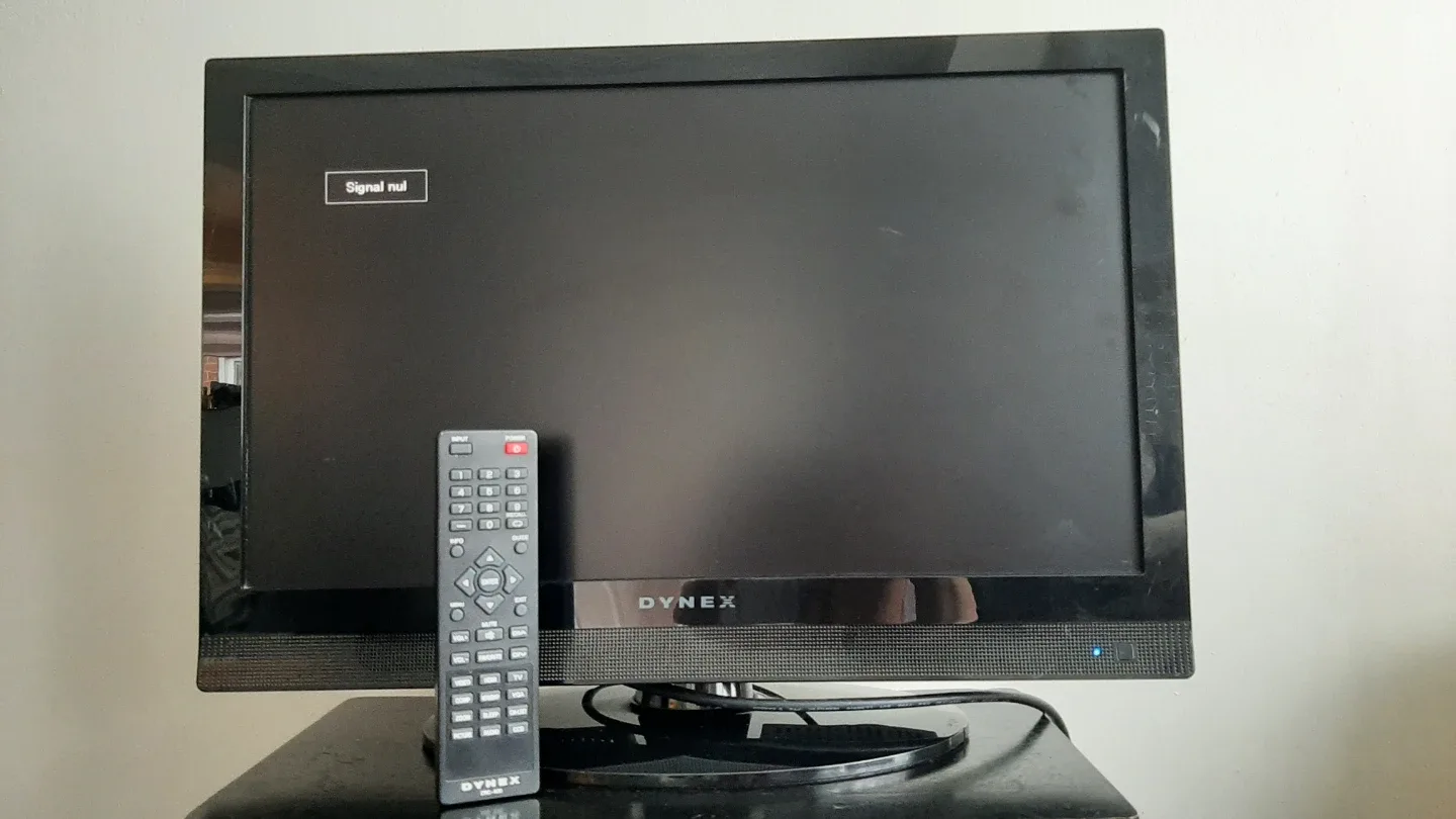 Dynex 22" LED TV - photo 5