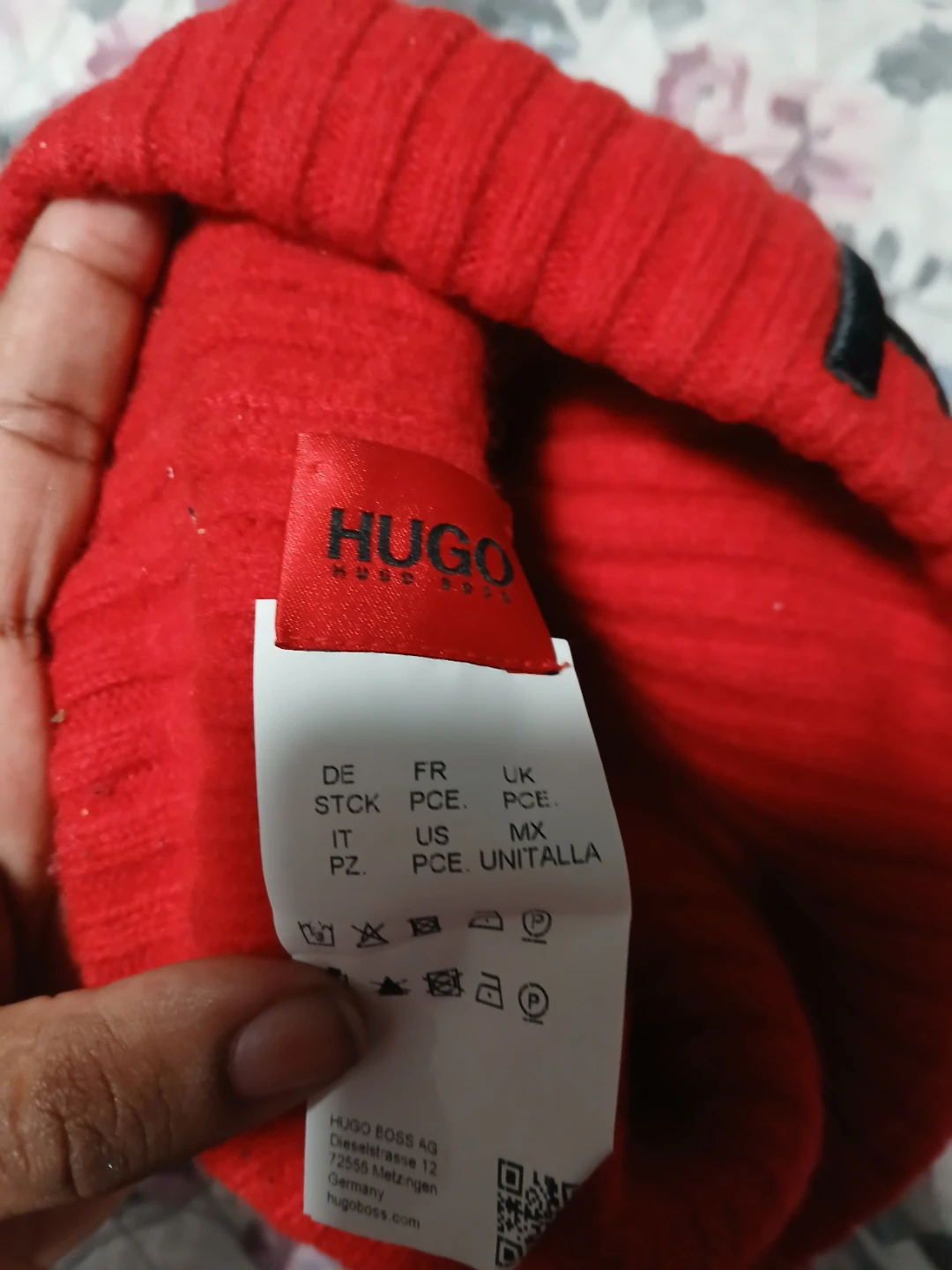 Hugo Boss Red Beanie unisex  price is firm - photo 2