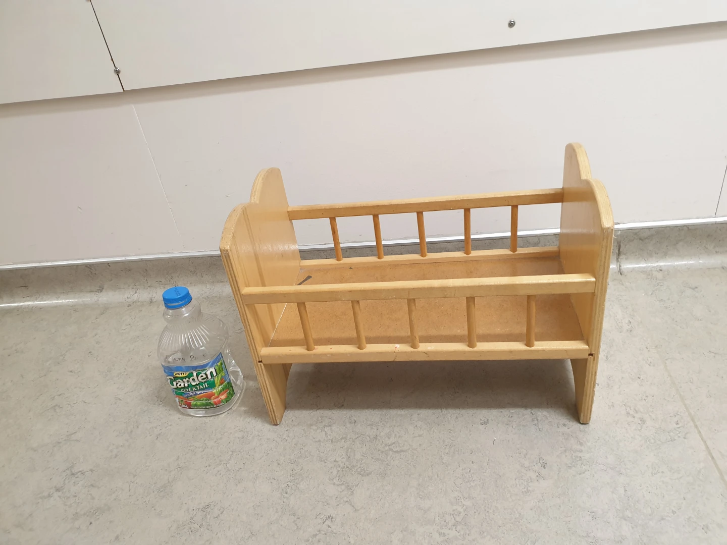 Wooden doll cradle - photo 2