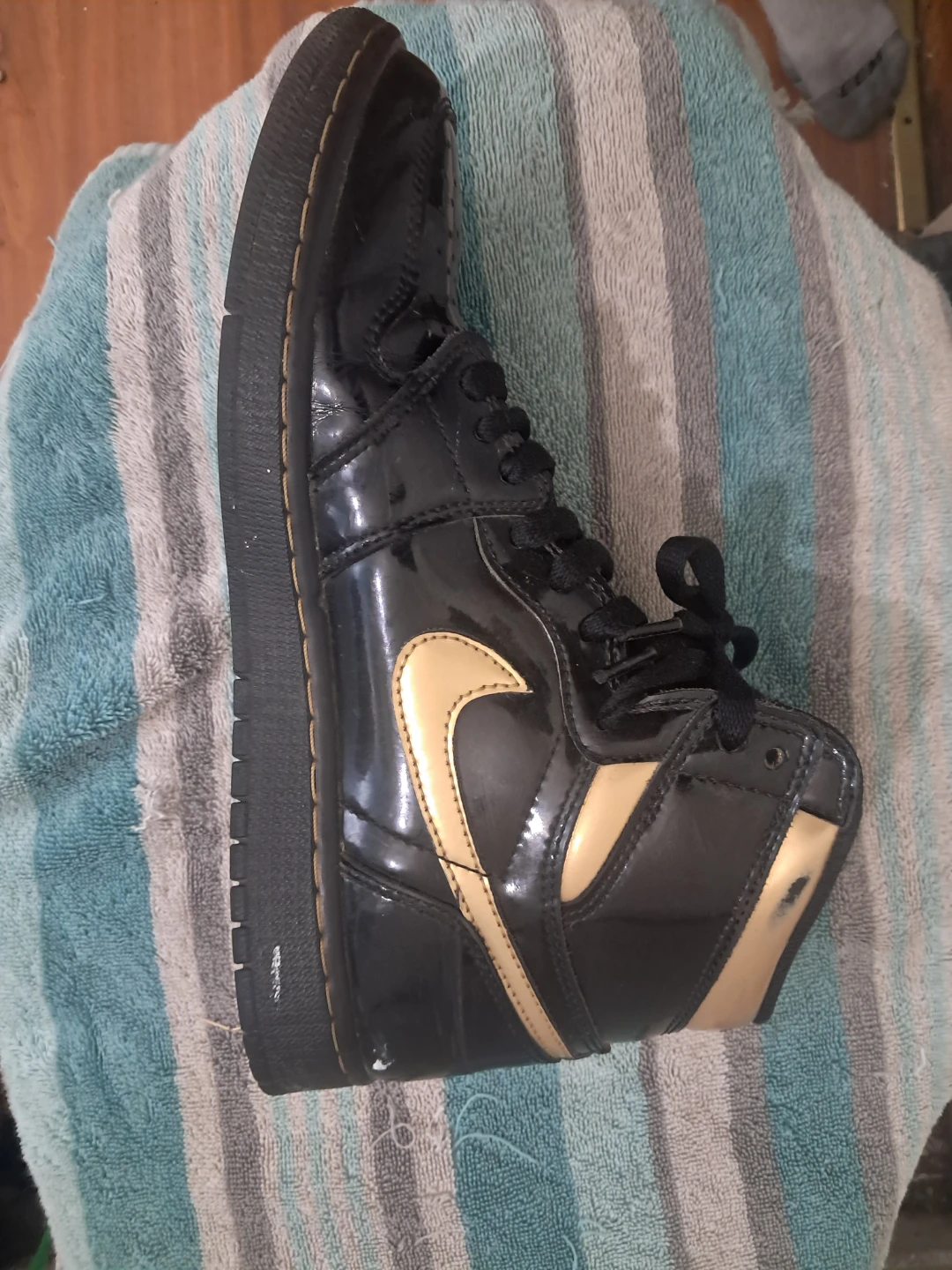 Nike Air Jordan 1 High OG (Black/Gold) - photo 4