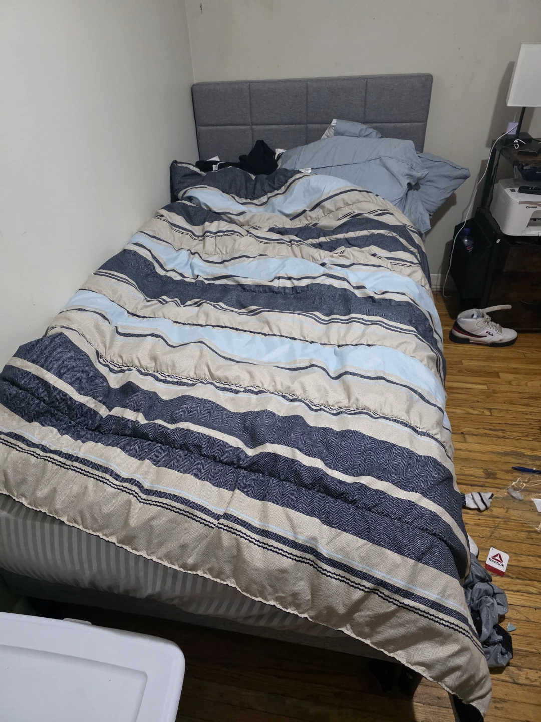 Single bed frame and mattress