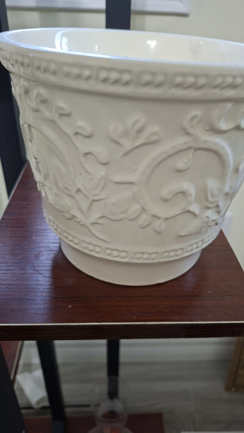 White Embossed Planter Pot - photo 2
