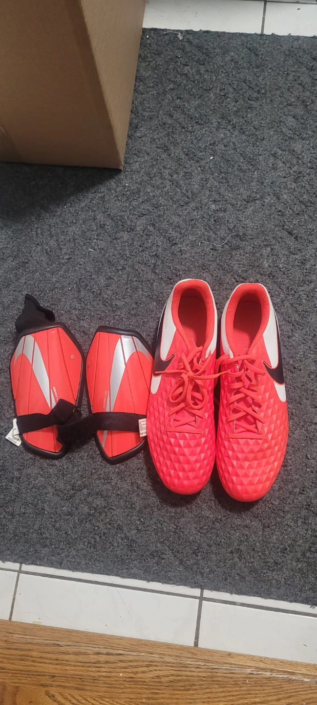 Nike Soccer Cleats and Shin Guards - photo 4