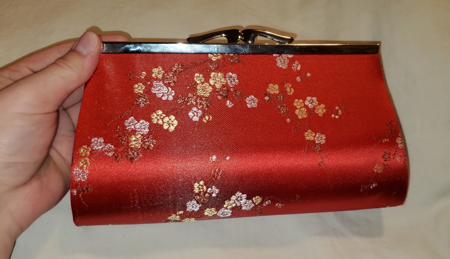 Red clutch with floral embroidery - photo 5