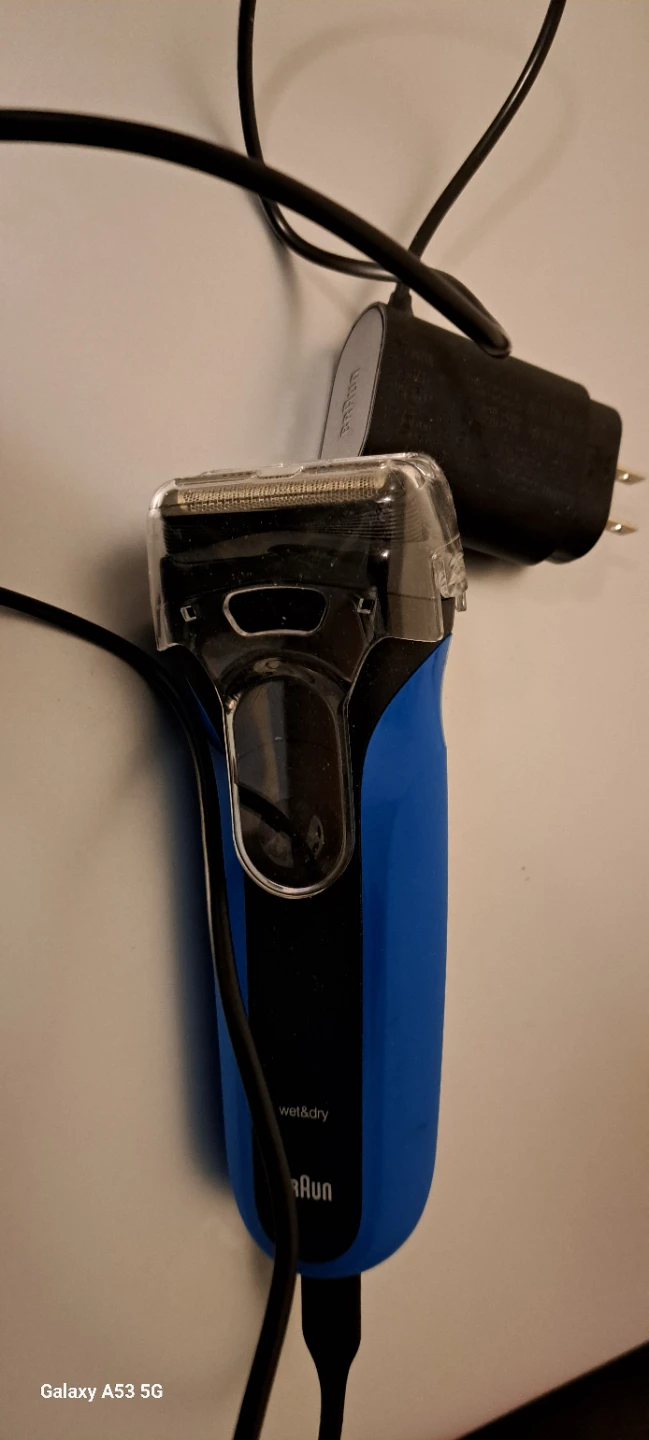 Braun Wet & Dry Electric Shaver