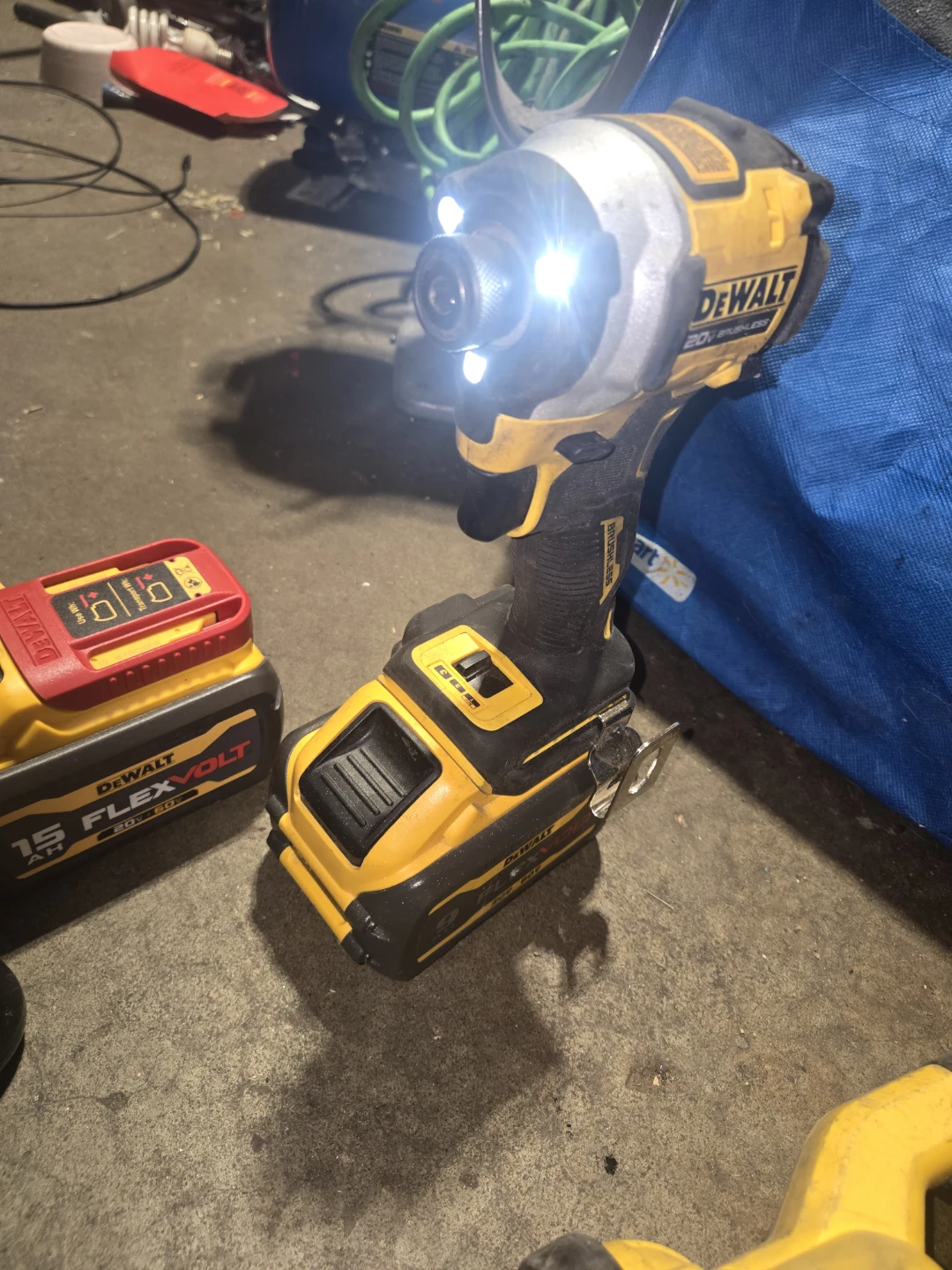 DeWalt 20V/60V MAX FLEXVOLT Batteries (9.0 AH, 15 AH) - photo 4