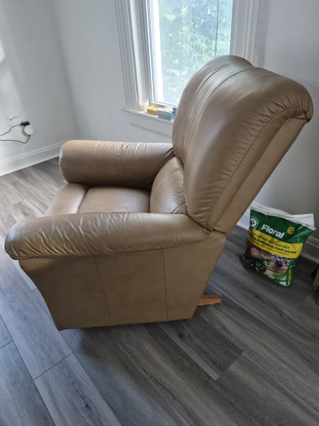 La-Z-Boy Recliner - Tan Leather - photo 5