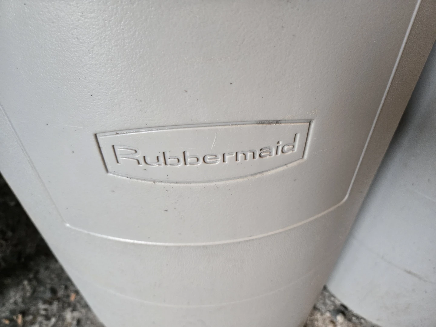 Rubbermaid Trash Cans with Wheels - photo 2