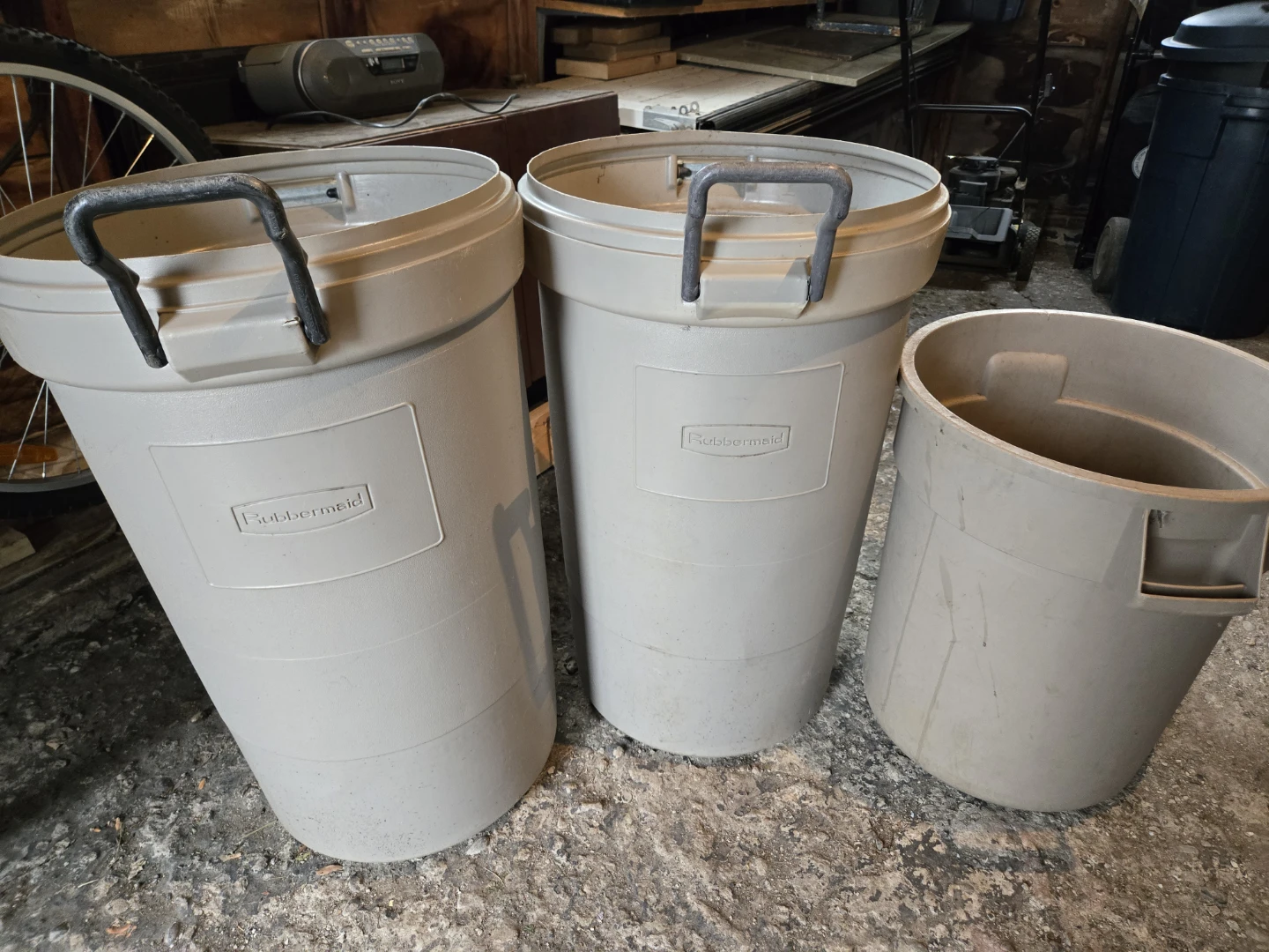 Rubbermaid Trash Cans with Wheels - photo 4