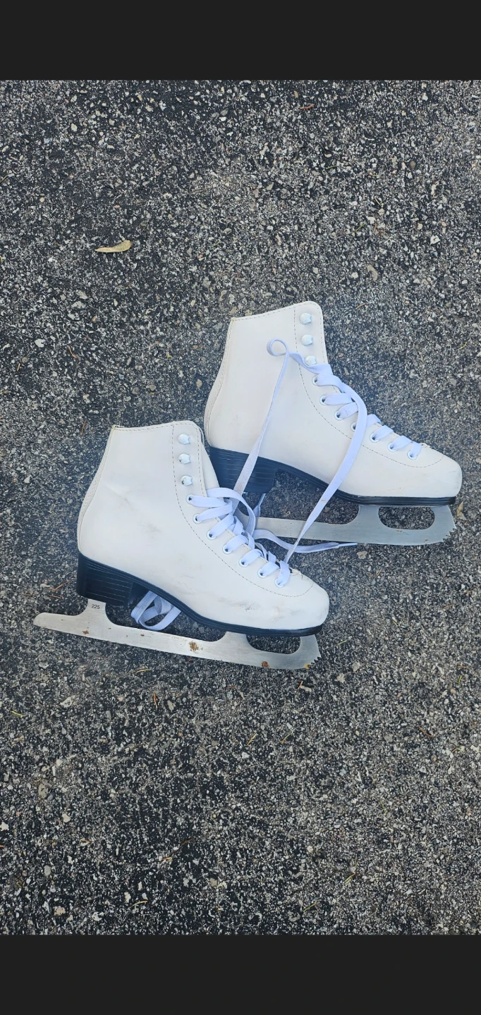 Vic Dream White Figure Skates - US Size 4