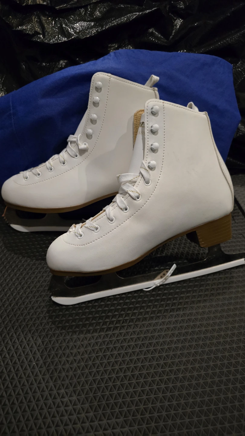 DBX Classic Figure Skates with  VIC Blade Protectors Size: 7 - photo 2