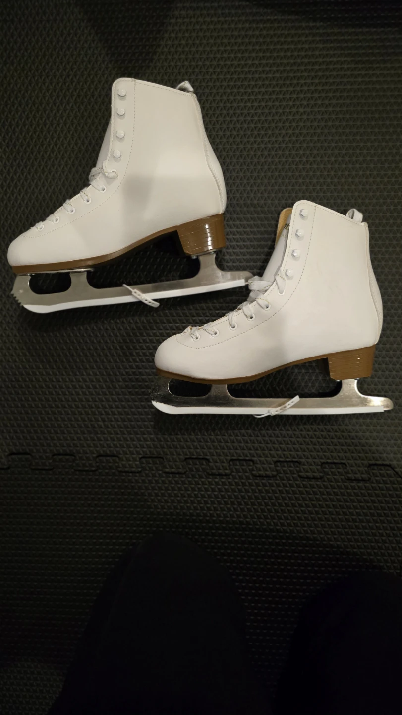 DBX Classic Figure Skates with  VIC Blade Protectors Size: 7 - photo 3