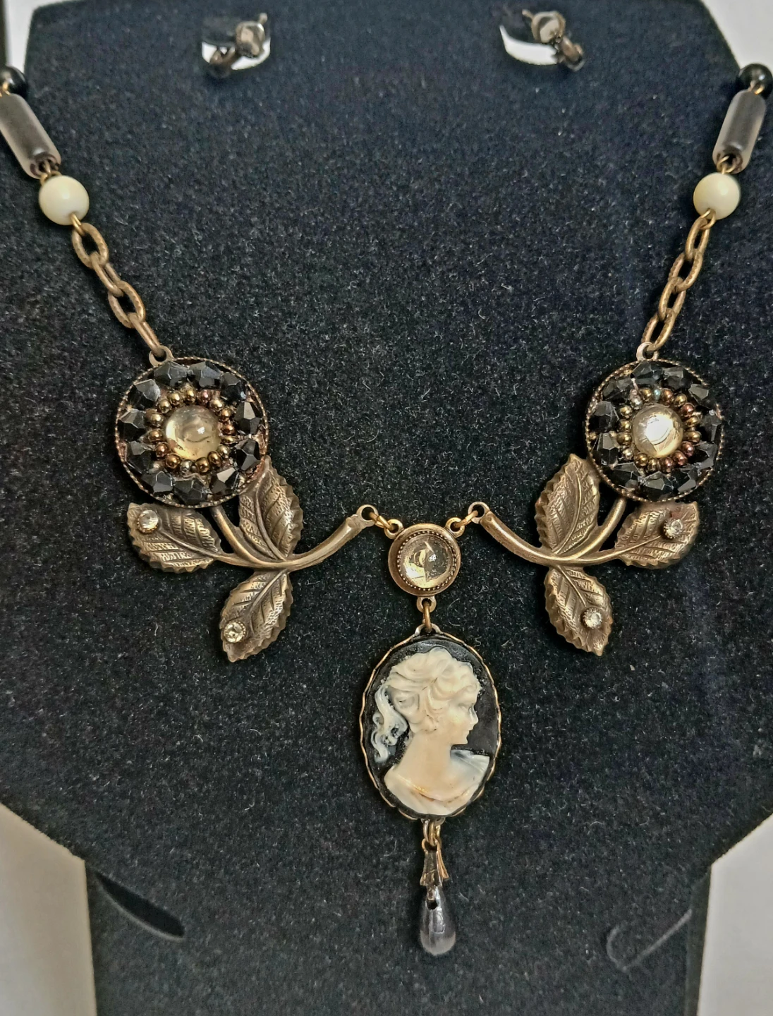 Choker with cameo pendant and earrings