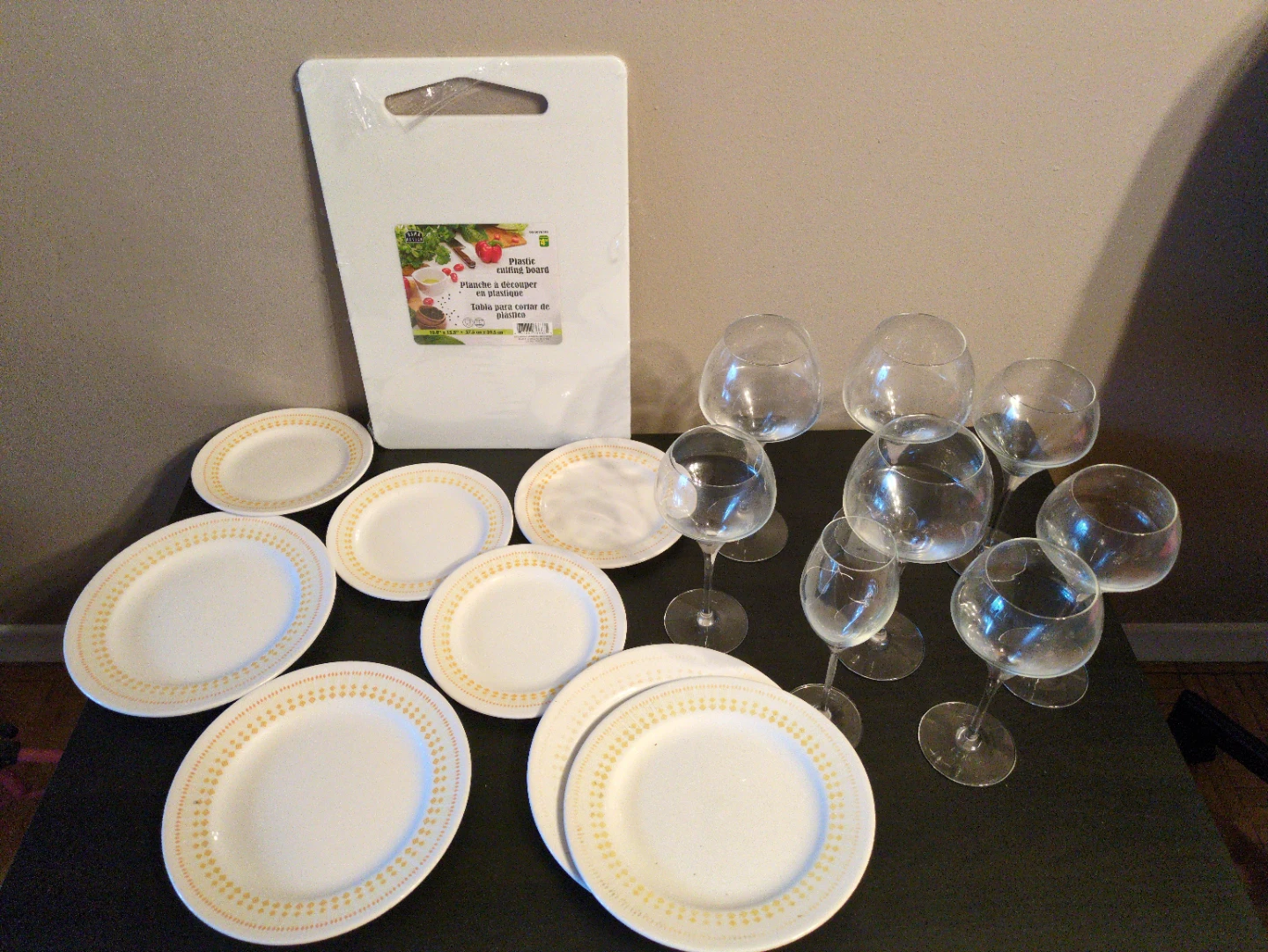 Kitchenware Set: Plates, Glasses & Cutting Board