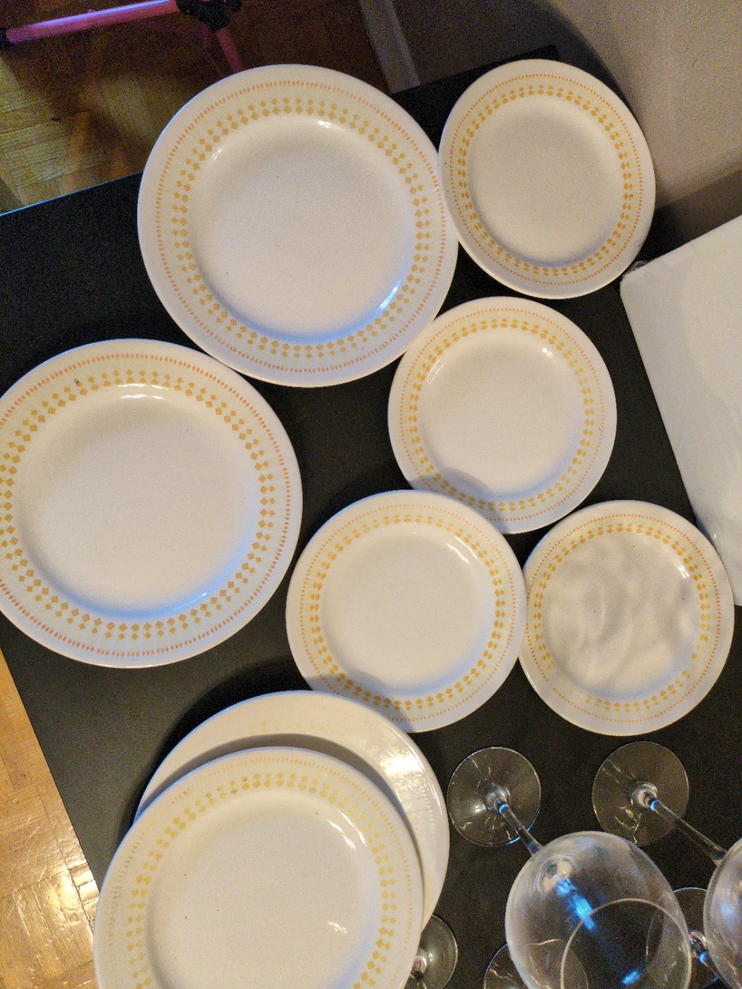 Kitchenware Set: Plates, Glasses & Cutting Board - photo 2