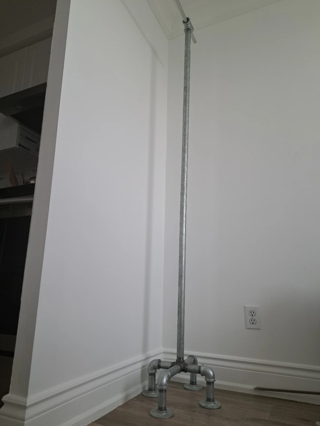 Industrial Pipe Clothing Rack.I'm selling it because I'm moving. - photo 2
