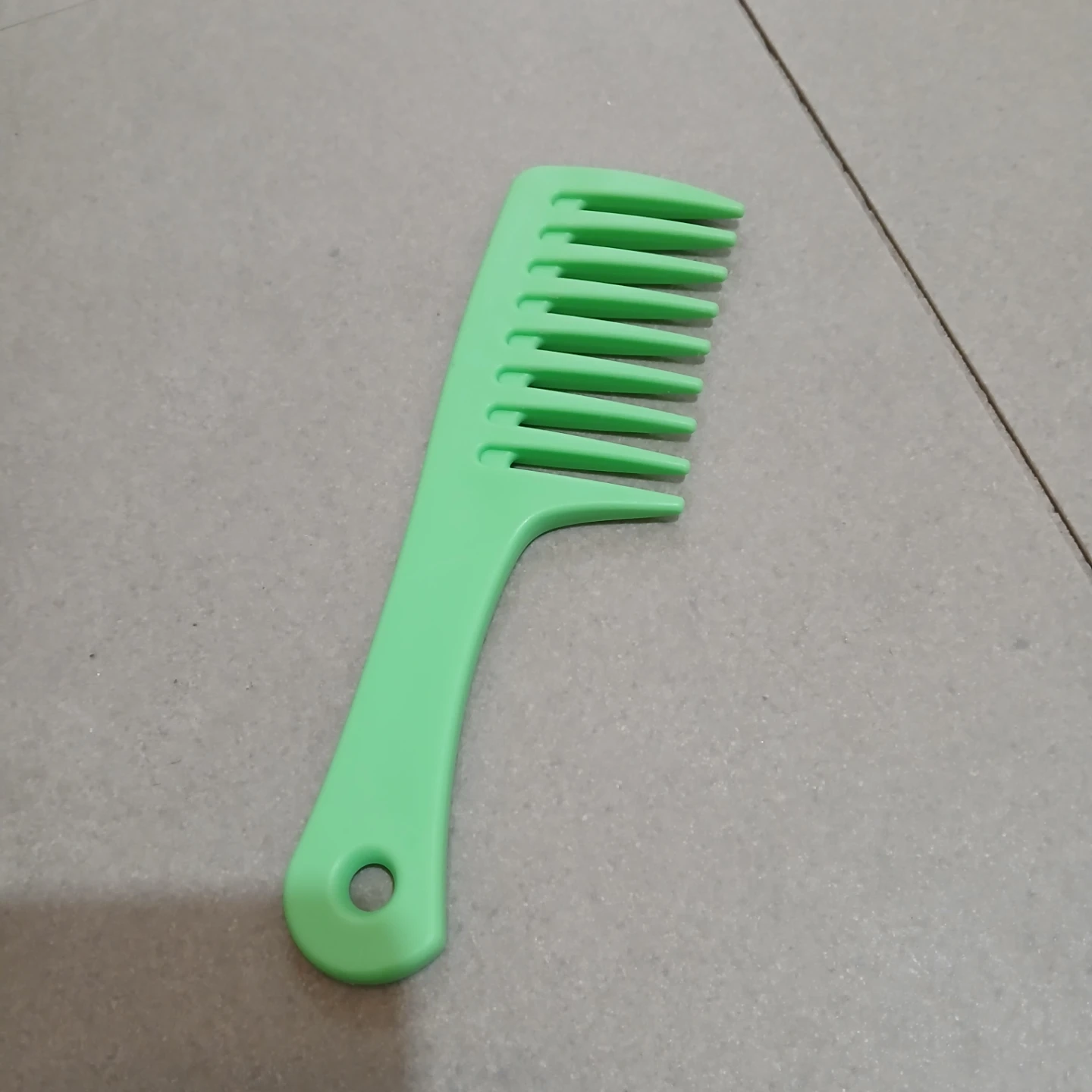 ⚽ Green Wide-Tooth Comb