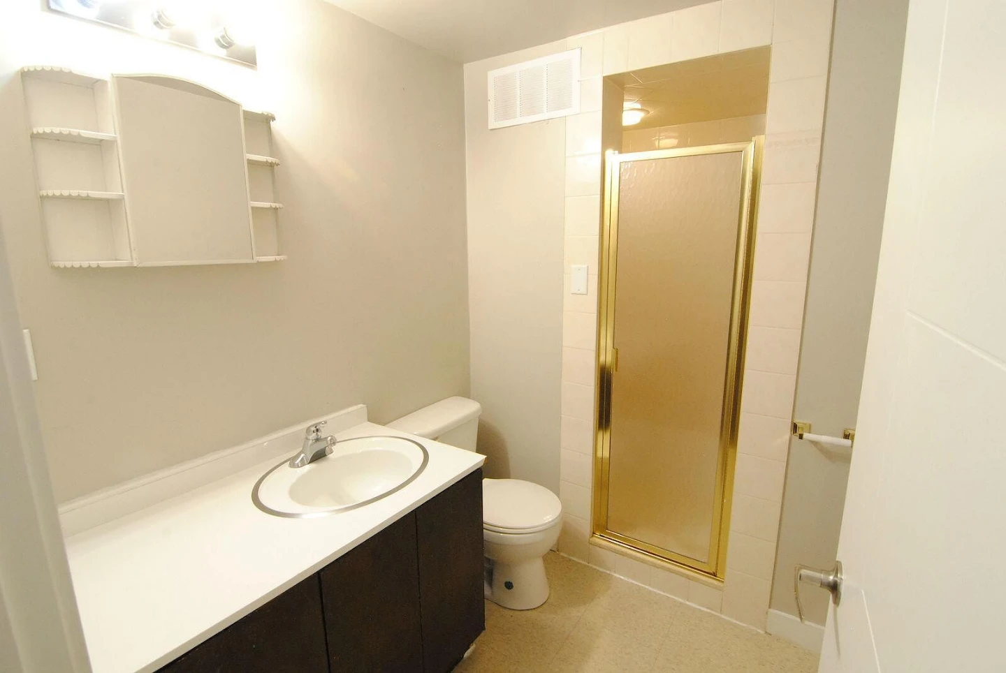 Apartment Rental 2bdrm 1bath 11206 38 St. Edmonton,AB - photo 3