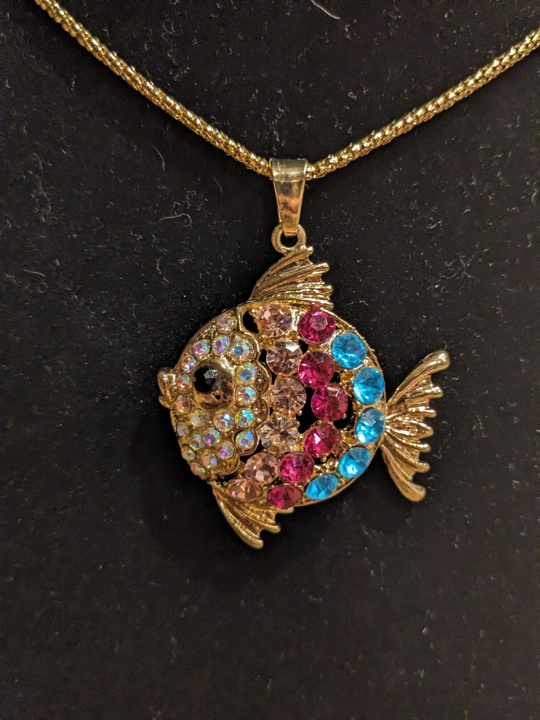 ⚽ Betsey Johnson Gold-tone Fish Pendant Necklace - photo 2