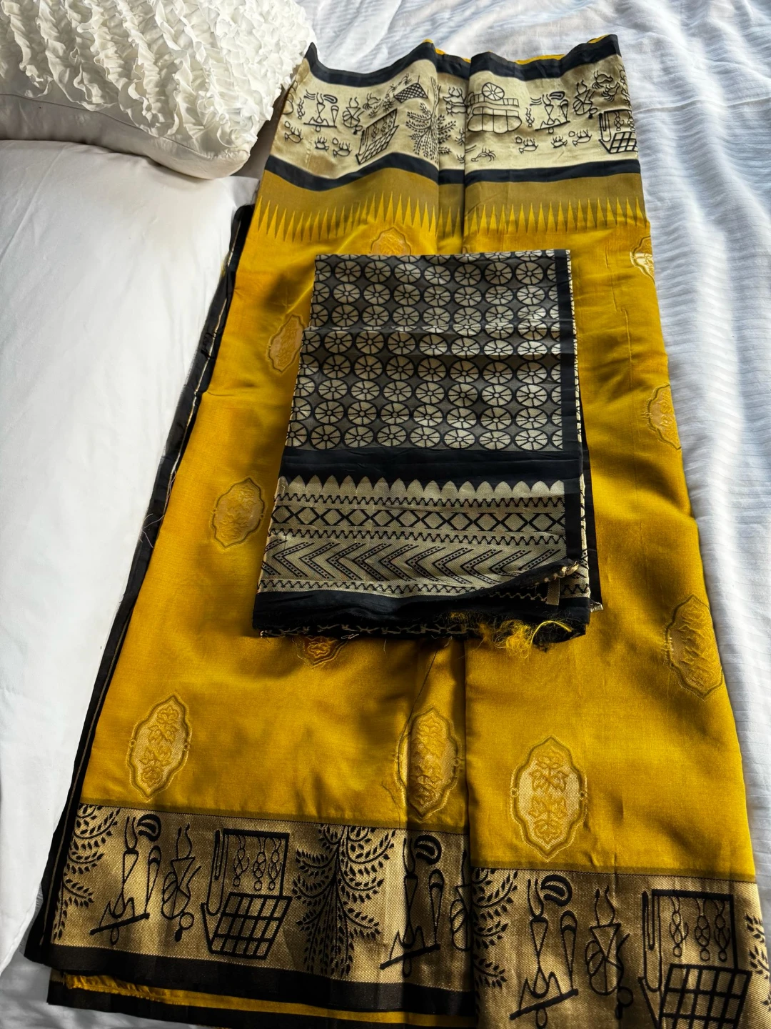 Yellow Saree with Black Border - photo 2