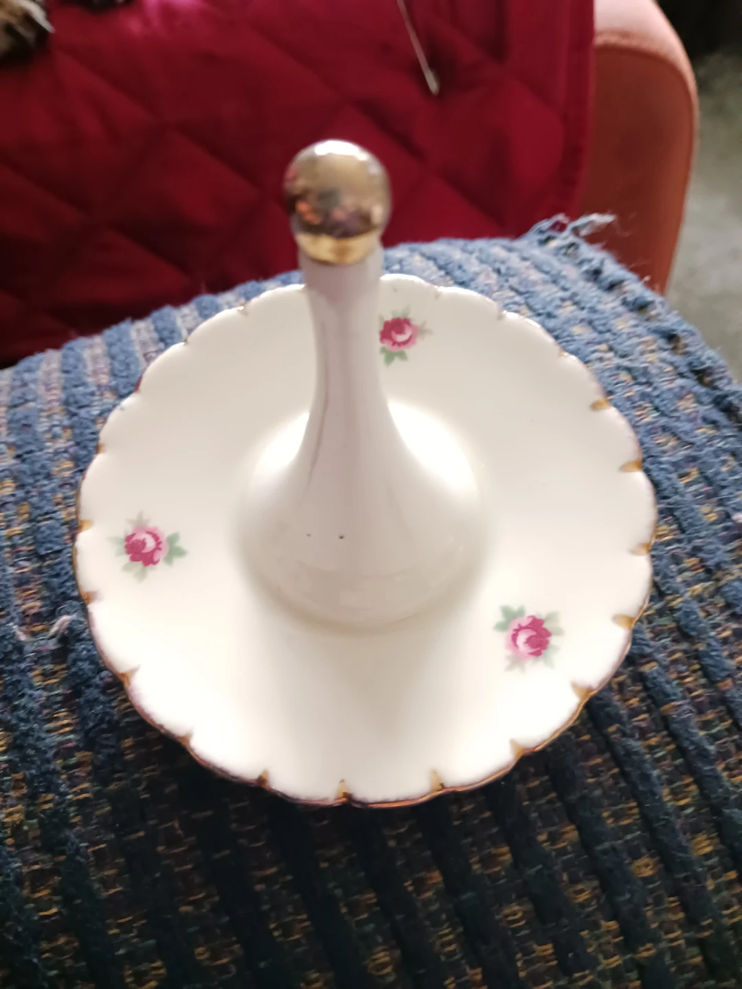 Vintage 24k gold trim ring holder.