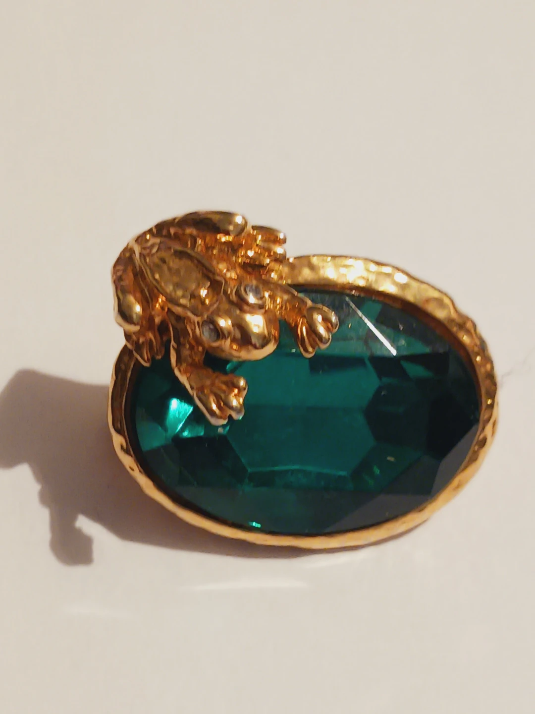 Stunning Gold Tone Lucky  Frog & Green Gemstone Brooch - photo 2