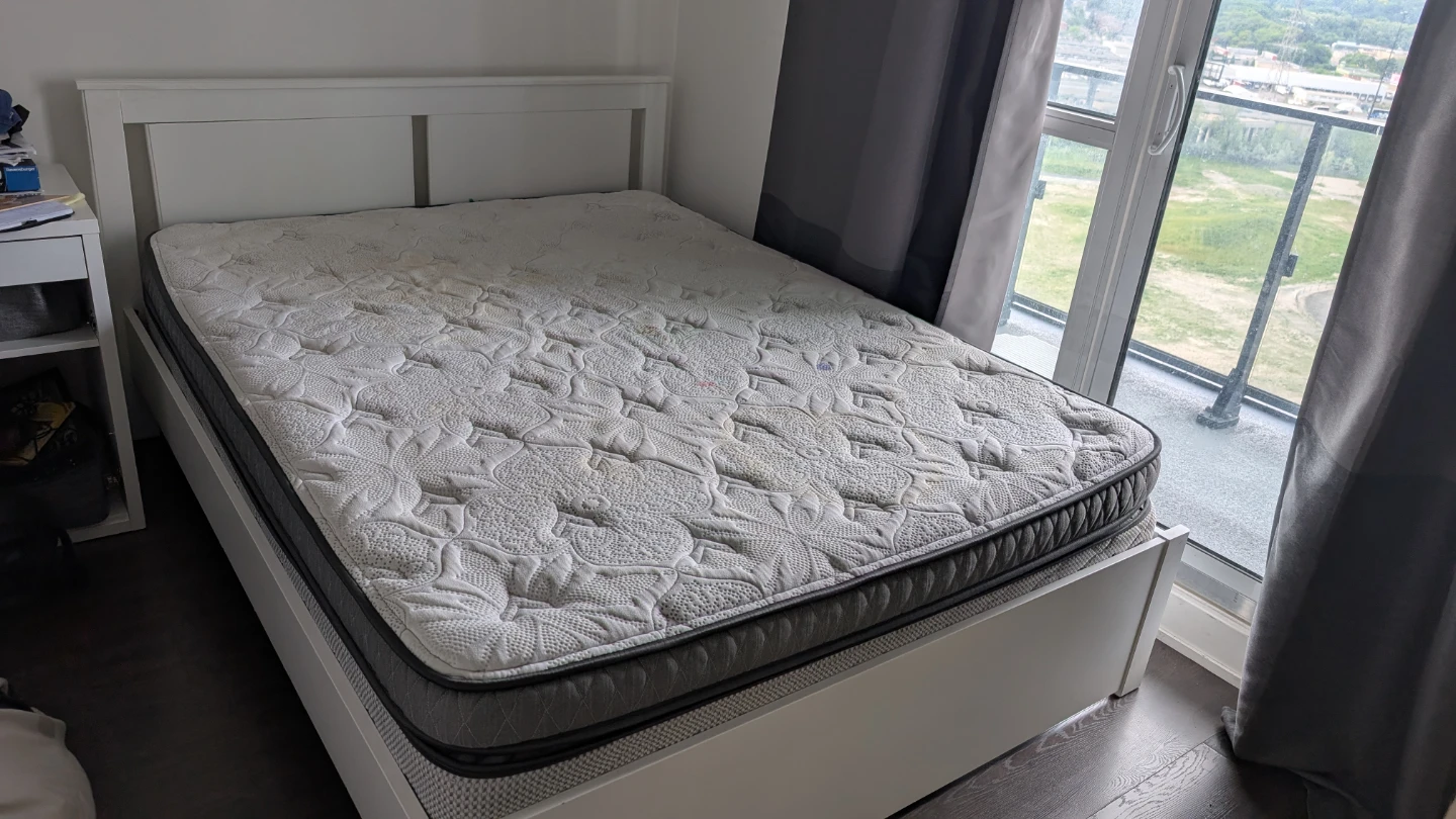 Queen Size Mattress – Clean & Comfortable
