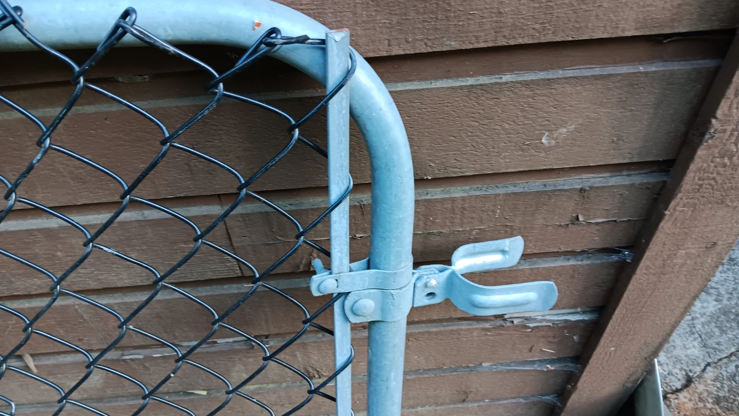 Chain link fence gate - photo 3