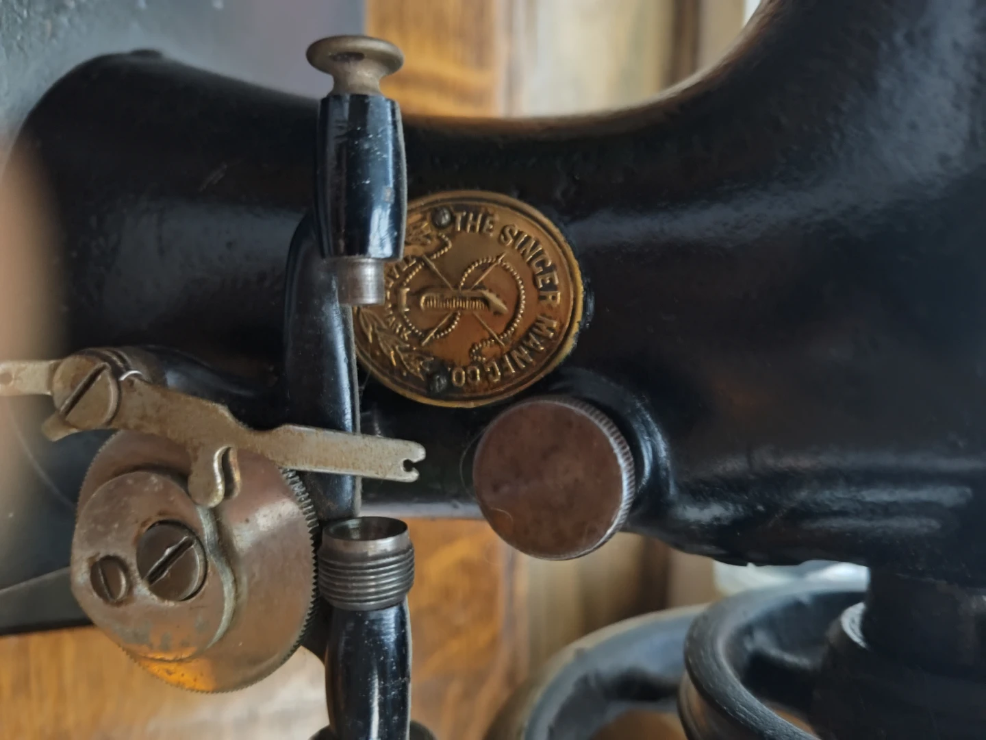Singer Sewing Machine with Wooden Cabinet - photo 5