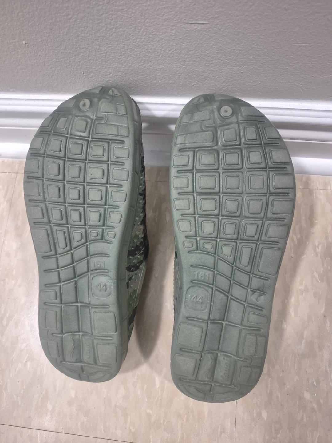 Camo Clogs Size 11 - photo 2