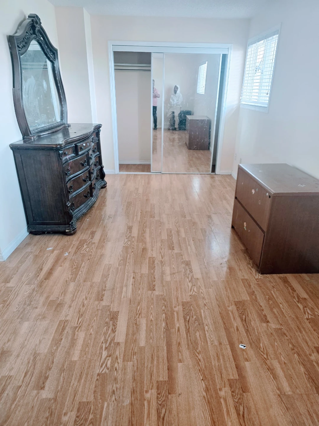 Master bedroom available for rent - photo 3