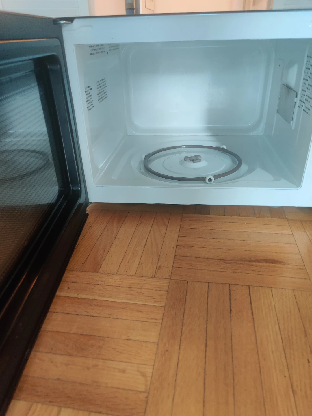 Microwave - photo 2