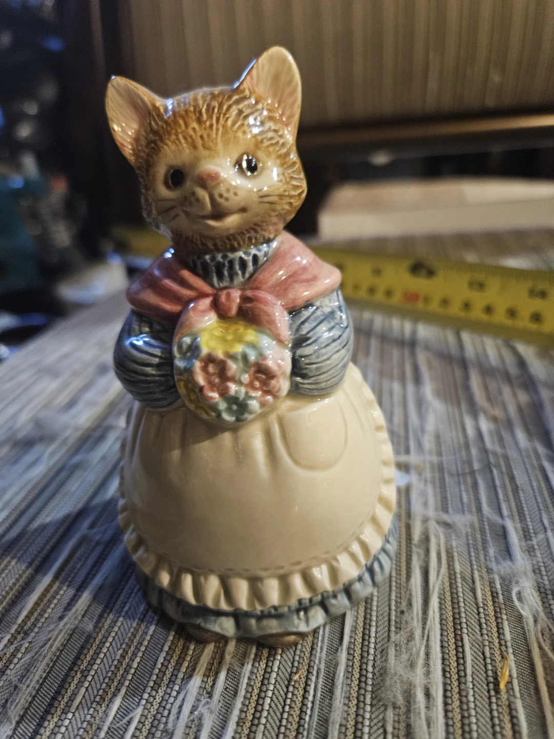 Ceramic Figurine of a Cat Holding Flowers - photo 2