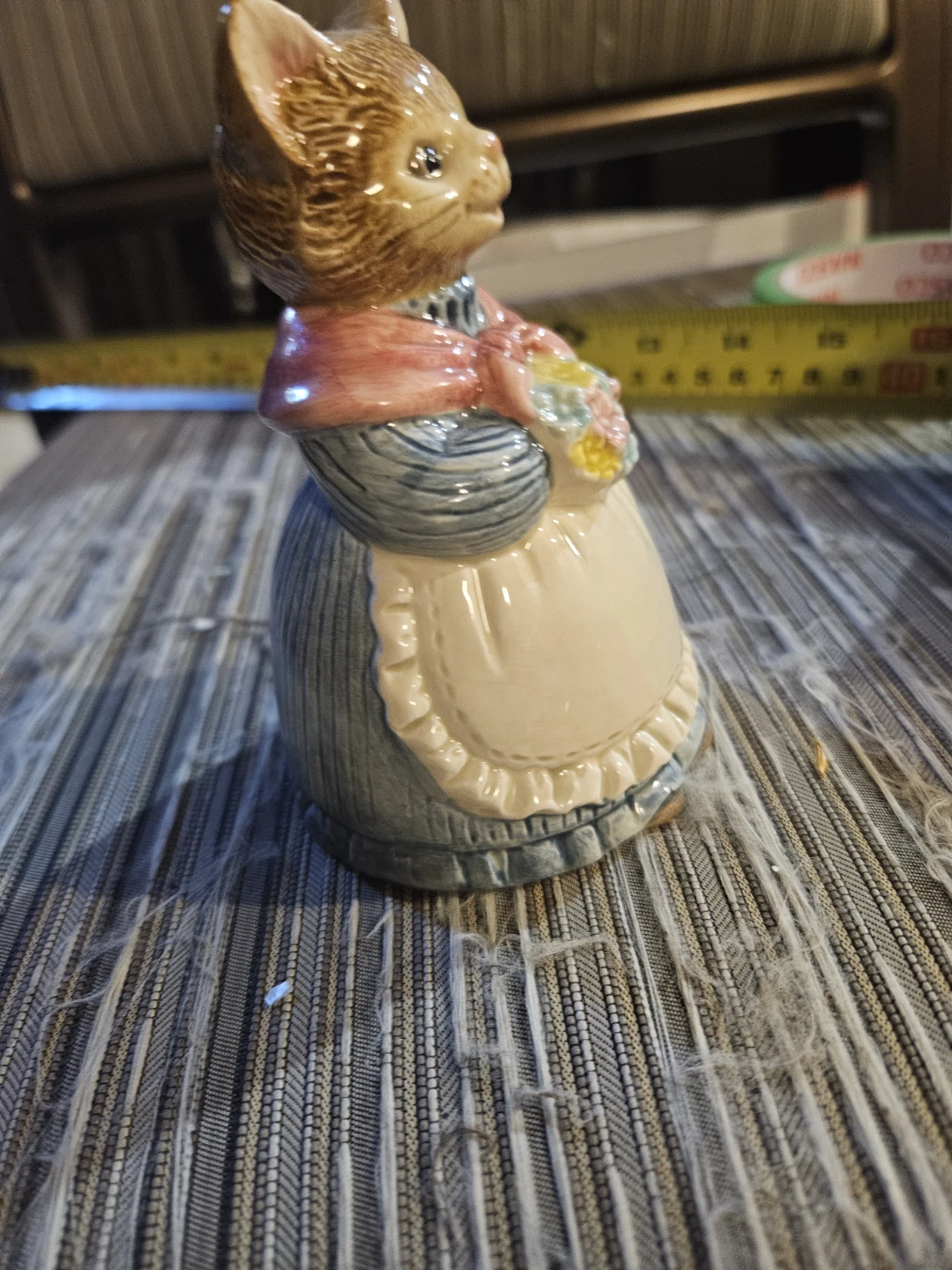 Ceramic Figurine of a Cat Holding Flowers - photo 3
