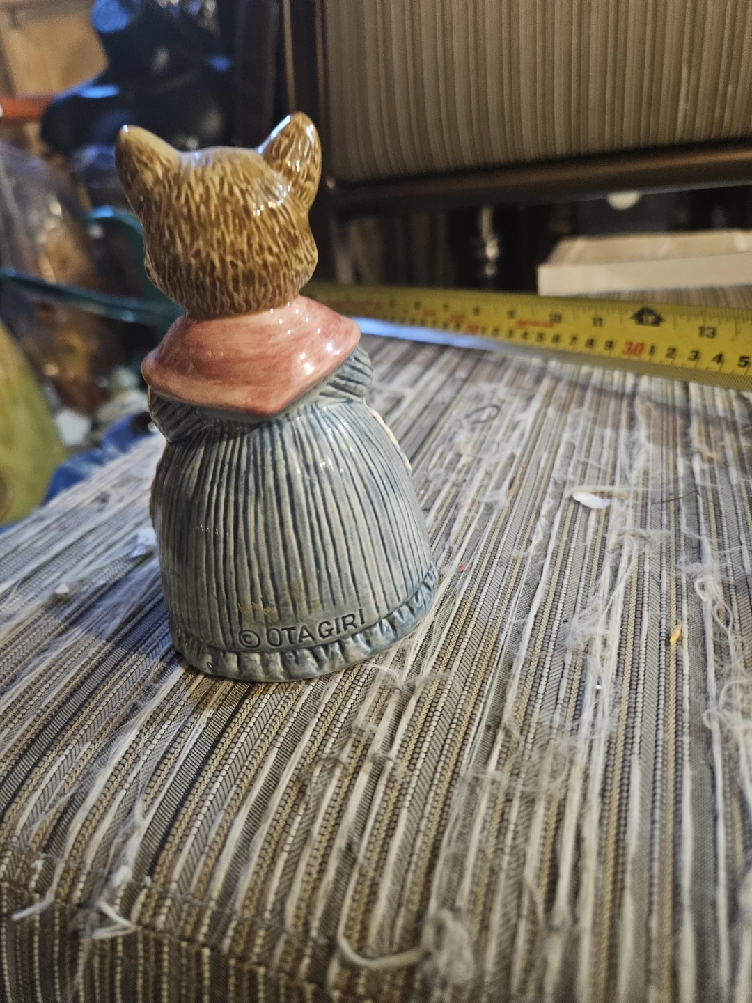 Ceramic Figurine of a Cat Holding Flowers - photo 4