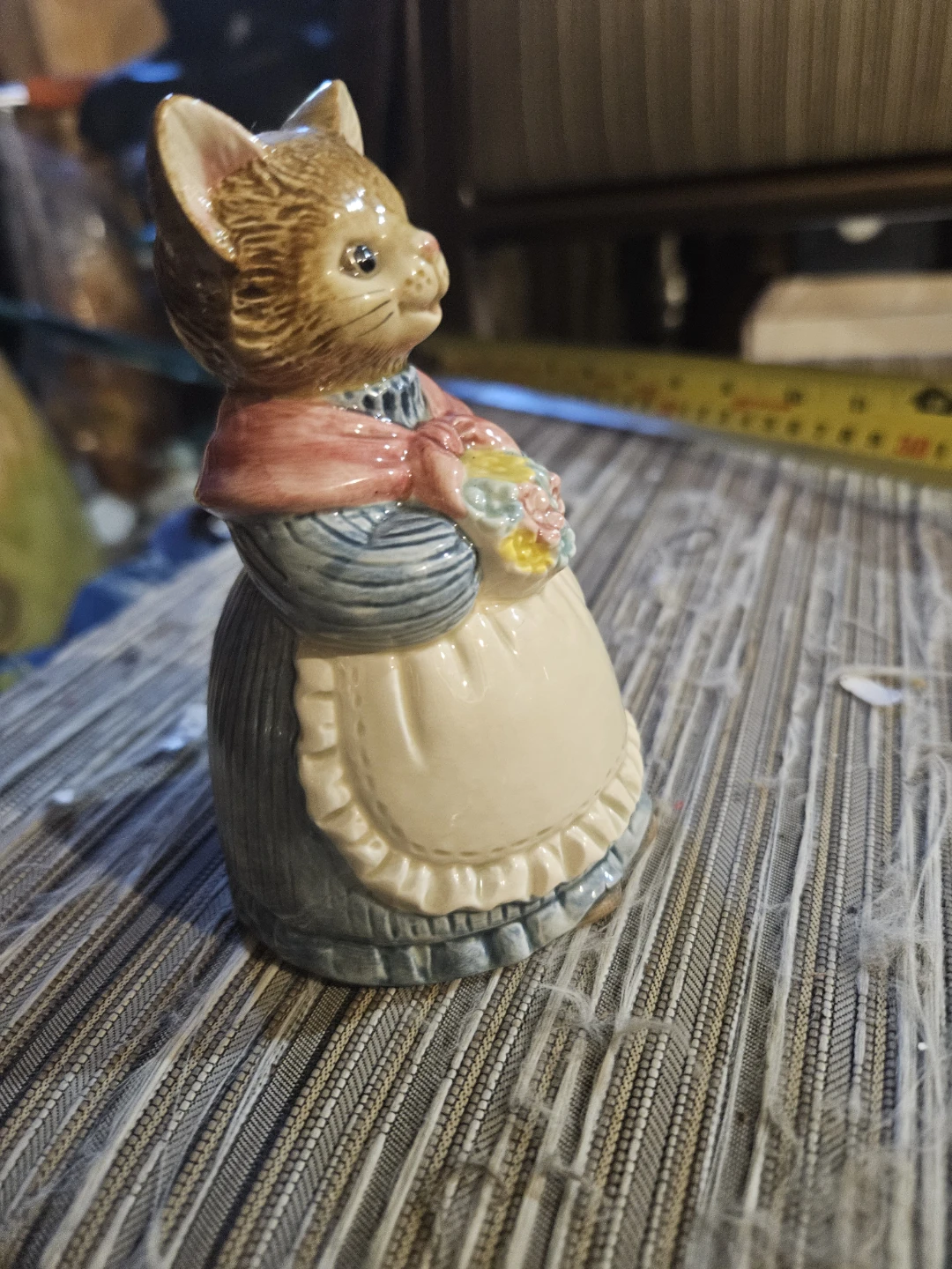 Ceramic Figurine of a Cat Holding Flowers - photo 5