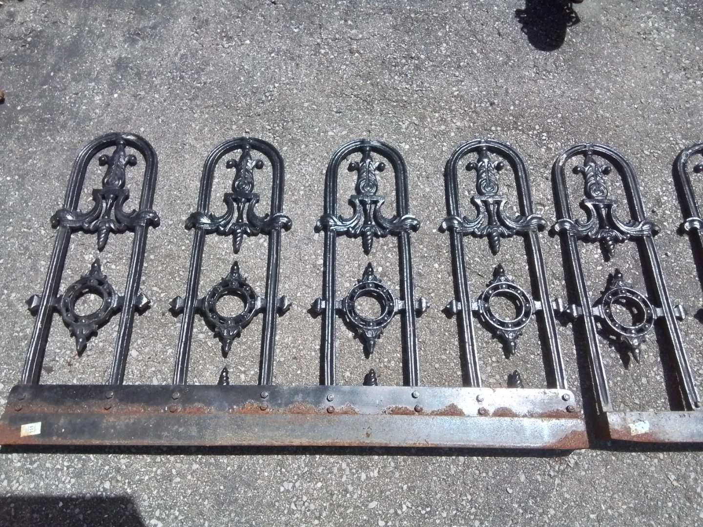 Pair of Antique Victorian Cast Iron Roof Cresting Panels - photo 2