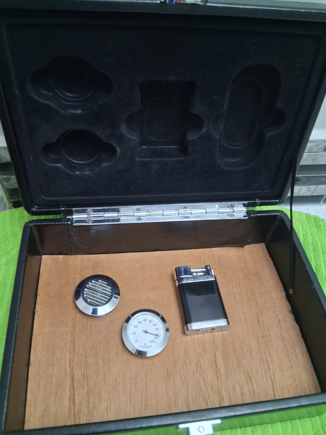 Cigar Humidor Leather Box with Lighter and Hygrometer. - photo 4