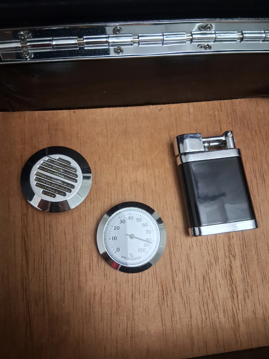 Cigar Humidor Leather Box with Lighter and Hygrometer. - photo 5