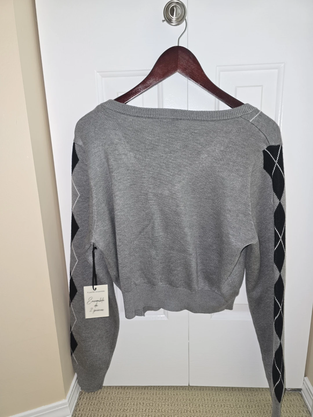 BRAND NEW Grey Argyle V-Neck Cropped Sweater - photo 2