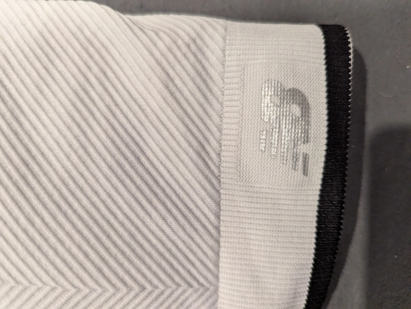 ⚽ New Balance Zip Front Sports Bra - White, Size M - photo 4