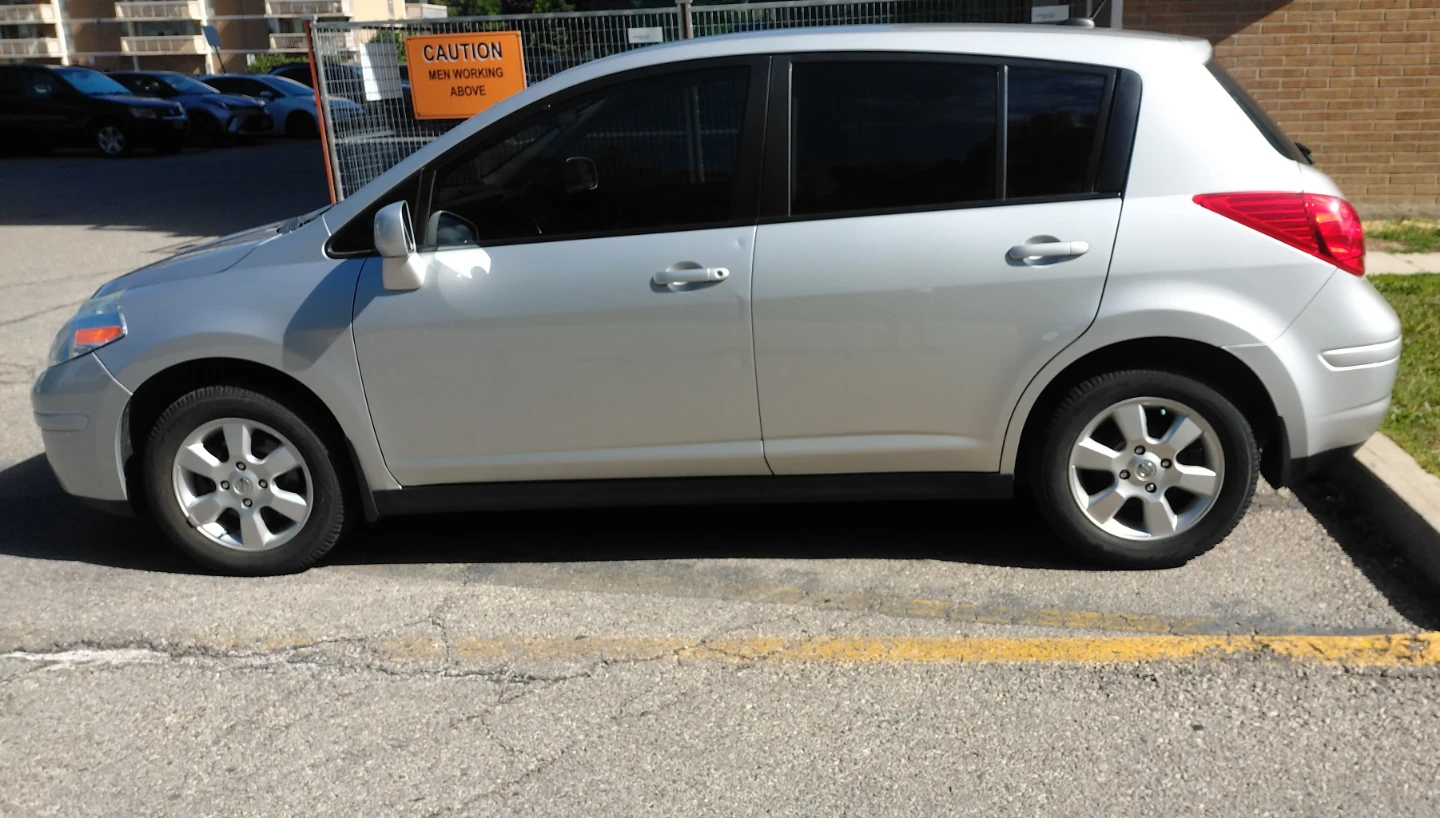2010 Nissan Versa SL Silver Hatchback - photo 2