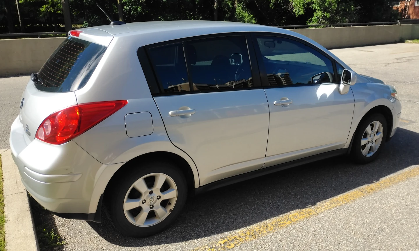 2010 Nissan Versa SL Silver Hatchback - photo 4