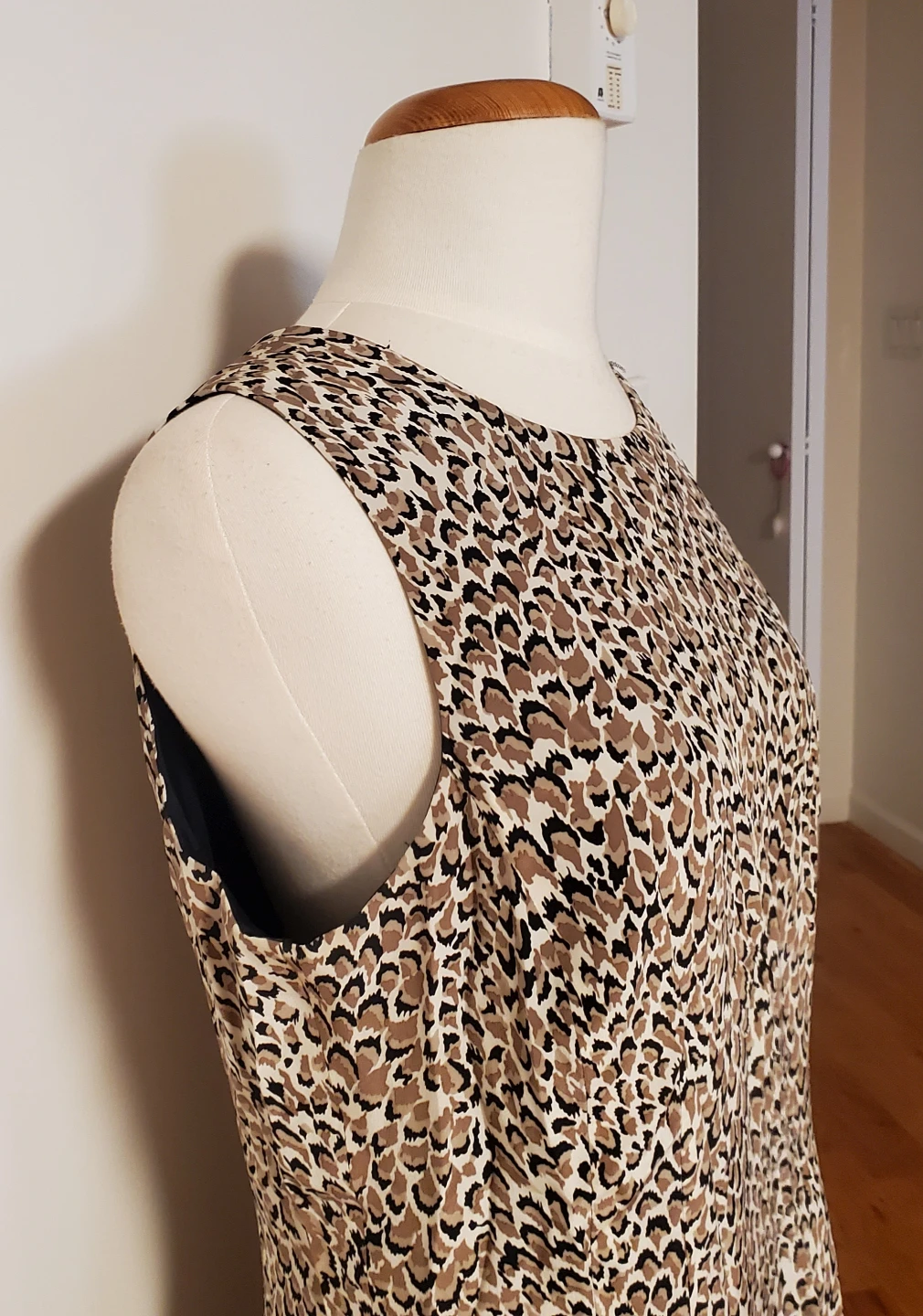 Sleeveless Leopard Print Dress with Keyhole Back - photo 2