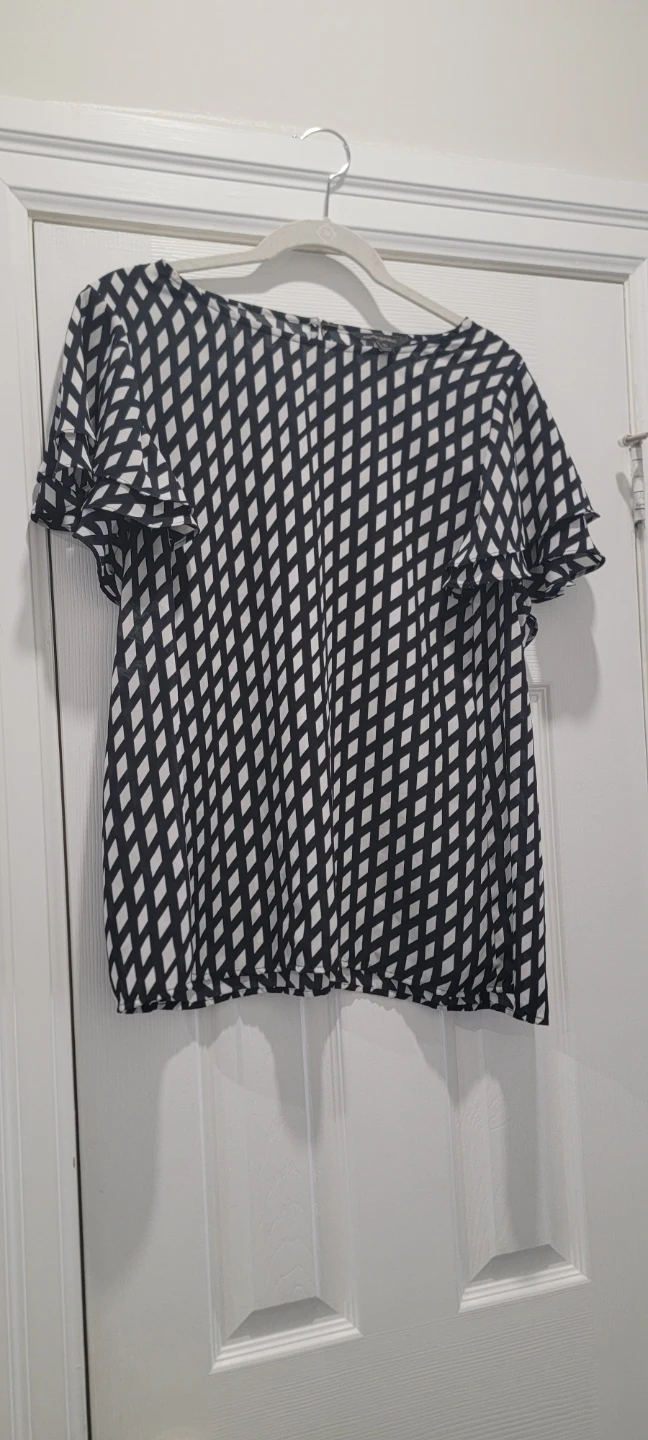 Banana Republic Black & White Diamond Print Top - Size L