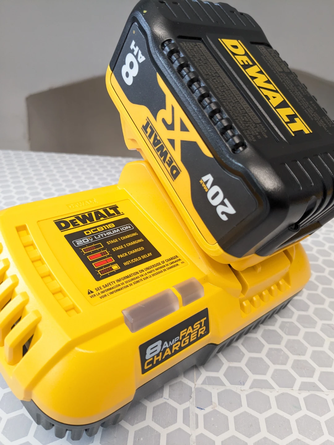 20-60V Max DeWalt 8AH XR Lithium Power FAST CHARGING Starter Kit - photo 4