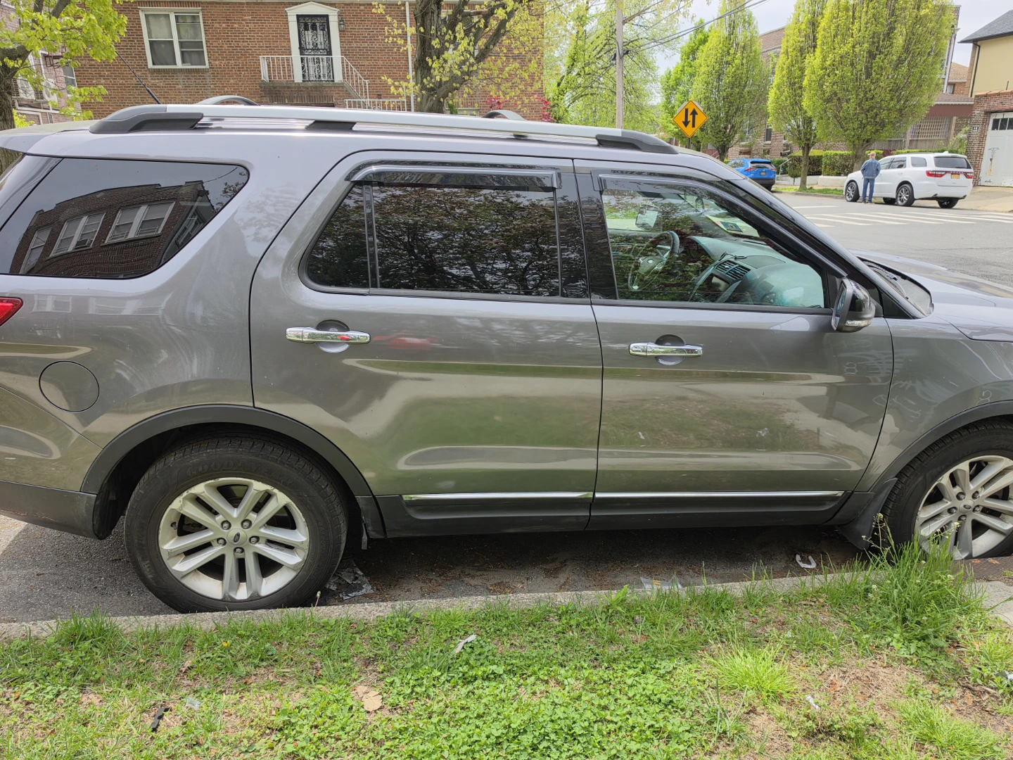 Ford Explorer SUV - photo 3