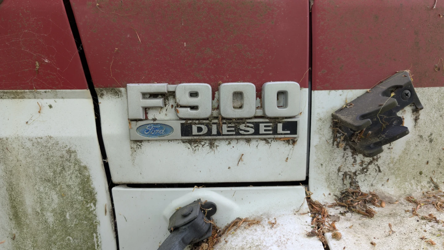 1980s Ford F900 Diesel Bucket Truck - photo 2